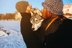 pareja con perro en la nieve foto