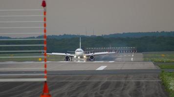 aviones civiles abrieron flaps y frenaron después de aterrizar en el aeropuerto europeo. vista desde el final de la pista video