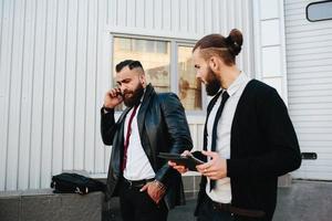 dos empresarios en el trabajo foto