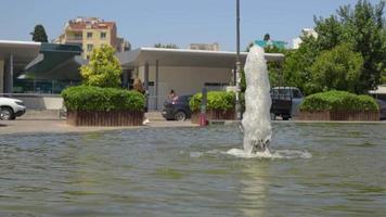 Spritzwasserbrunnen in einer Stadt video