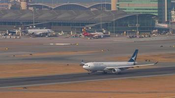 hong kong 10 novembre 2019 - cathay pacific airbus a330 in corsa per il decollo dall'aeroporto internazionale di chek lap kok, hong kong video