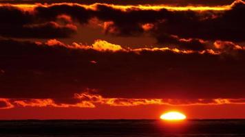 toneel- dichtbij omhoog visie van zon instelling verder de horizon over- de zee, tijdsverloop. video