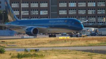 francfort-sur-le-main, allemagne 20 juillet 2017 - compagnies aériennes vietnam roulage avant le départ. Boeing 787 dreamliner à l'aéroport de Francfort-sur-le-Main video