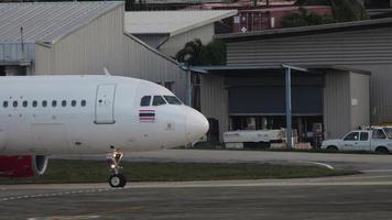 phuket, Thailand november 28, 2017 - vietjet reclame luchtbus taxi naar terminal na landen Bij phuket Internationale luchthaven. taxiën de vlak na aankomst video