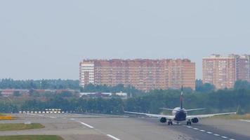 Moskva, ryska federation september 13, 2020 - aeroflot flygbolag plockar upp hastighet på de bana innan avresa på sheremetyevo internationell flygplats, Moskva. passagerare flyg. video