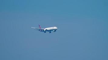 phuket, thaïlande 02 décembre 2018 - Boeing 777 thai airways approche avant d'atterrir à l'aéroport de phuket. avion de ligne à fuselage large vole. concept de tourisme et de voyage video