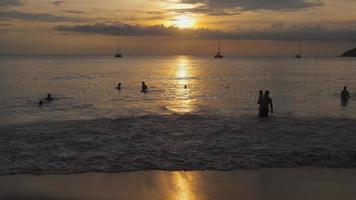 les touristes profitent des vacances d'été sur la plage de nai harn, phuket, thaïlande video