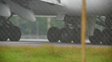 cerrar engranajes y motores de avión de fuselaje ancho rodando antes de la salida del aeropuerto de phuket video