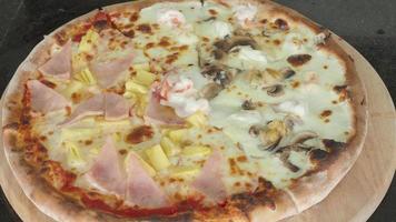 pizza italiana cocinada en horno de calor. después de ese corte con un cuchillo circular video