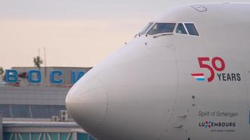 novosibirsk, federação russa 10 de junho de 2020 - cargalux boeing 747 taxiando após o pouso. cockpit de aeronave boeing 747 close-up video