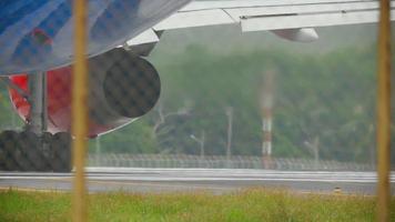 Close up gear et moteur avion roulage avant le départ de l'aéroport de phuket video