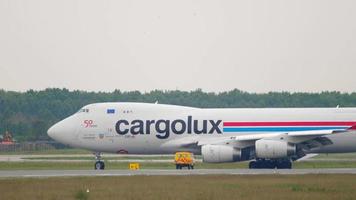 novosibirsk, Russisch federatie juni 10, 2020 - cargolux boeing 747 lx wcv taxiën na landen. tolmachevo luchthaven, Novosibirsk video