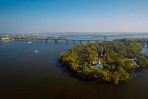 vista sobre el río dniéper en kiev. vista aérea de drones. foto