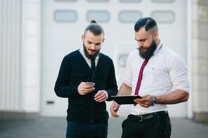 dos empresarios en el trabajo foto