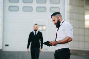 dos empresarios en el trabajo foto