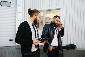 dos empresarios en el trabajo foto