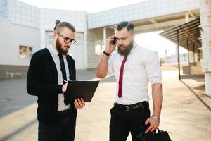 dos empresarios en el trabajo foto