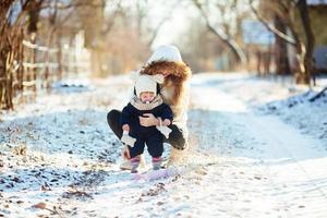 madre e hija en el campo nevado foto