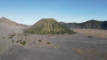 vista aérea del pico del monte bromo, java central, indonesia. video