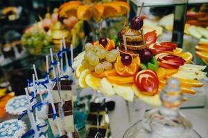 buffet con frutas tropicales foto