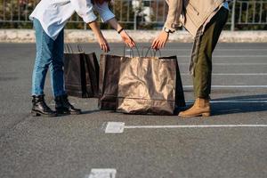 las chicas abren una bolsa de compras y están considerando sus compras. foto