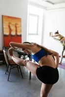 Mujer joven haciendo ejercicio de pose de yoga estilo de vida saludable foto