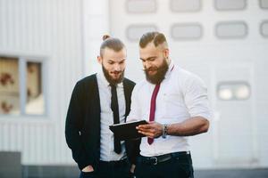 dos hombres de negocios discutiendo algo foto