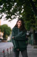 retrato de una chica linda con el pelo largo mira a la cámara foto