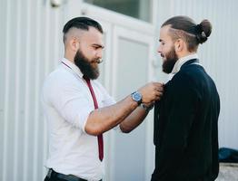 dos empresarios preparados para trabajar foto