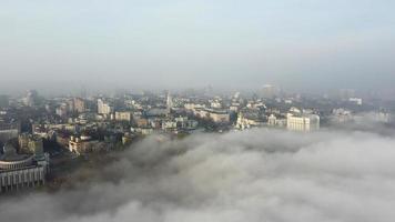 vista aérea de la ciudad en la niebla. foto