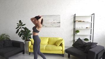 hermosa joven mujer haciendo ejercicios abdominales en la habitación foto