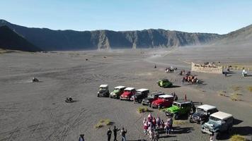 vista aérea do pico do monte bromo, java central, indonésia. video