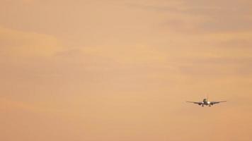 Düsenflugzeug im Endanflug zur Landung am Flughafen Tolmachevo am vergoldeten Morgenhimmel, Nowosibirsk, Russland