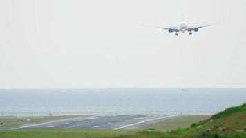 aereo widebody in avvicinamento e atterraggio all'aeroporto internazionale di phuket. video