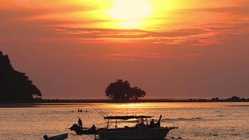 puesta de sol sobre el paisaje del océano, playa nai yang, phuket, tailandia video