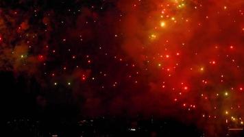 celebração do feriado, fogos de artifício no céu. luzes brilhantes em homenagem ao evento. conceito de ano novo e natal. linda e grande saudação video