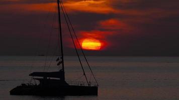 zonsondergang over oceaanlandschap, het strand van nai harn, phuket, thailand video