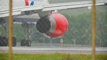cierre el engranaje y el motor del avión rodando antes de la salida del aeropuerto de phuket video
