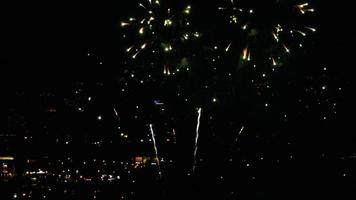 feux d'artifice clignotant dans le ciel du soir. video