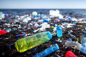 Botellas de plástico problemáticas y microplásticos flotando en el océano. foto