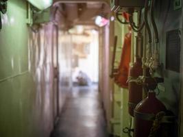 mirando hacia la puerta de salida el pasaje dentro de los buques de guerra navales foto