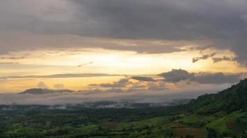Zeitraffer von schönem Nebelfluss und Sonnenuntergang über dem Tal video