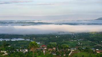Zeitraffer des Nebels, der morgens im Tal ein- und ausströmt video