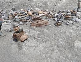 pila de piedras en la cima de la montaña dispuestas para la meditación. foto
