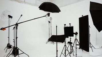 conjunto de iluminación de producción de video de estudio. montaje de producción detrás de cámaras foto