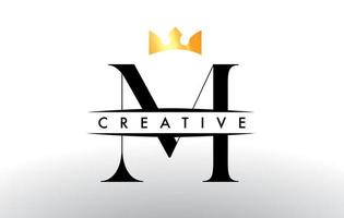 logotipo de letra m con icono de diseño de corona creativa y vector de colores dorados