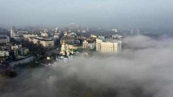 vista aérea de la ciudad en la niebla. foto