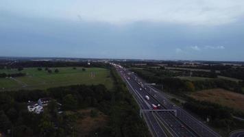 luftaufnahme britischer autobahnen mit schnell fließendem verkehr zur verkehrszeit. Zeitrafferaufnahme video