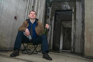 hombre arrestado con el último dinero bebe alcohol en las catacumbas foto