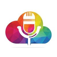 diseño de logotipo de podcast y nube. micrófono de mesa de estudio con diseño de icono de transmisión. vector